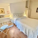 Umbrian Paradise Contains 5 Bedrooms With Private Pool And Stunning Views *