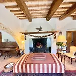 Umbrian Paradise Contains 5 Bedrooms With Private Pool And Stunning Views *